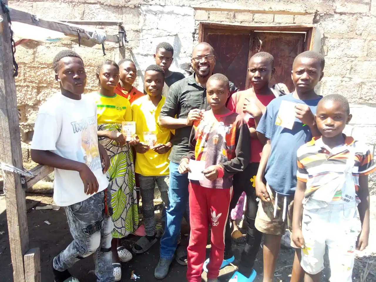 Pastor Alfred Phiri with the community in Mandevu, Lusaka